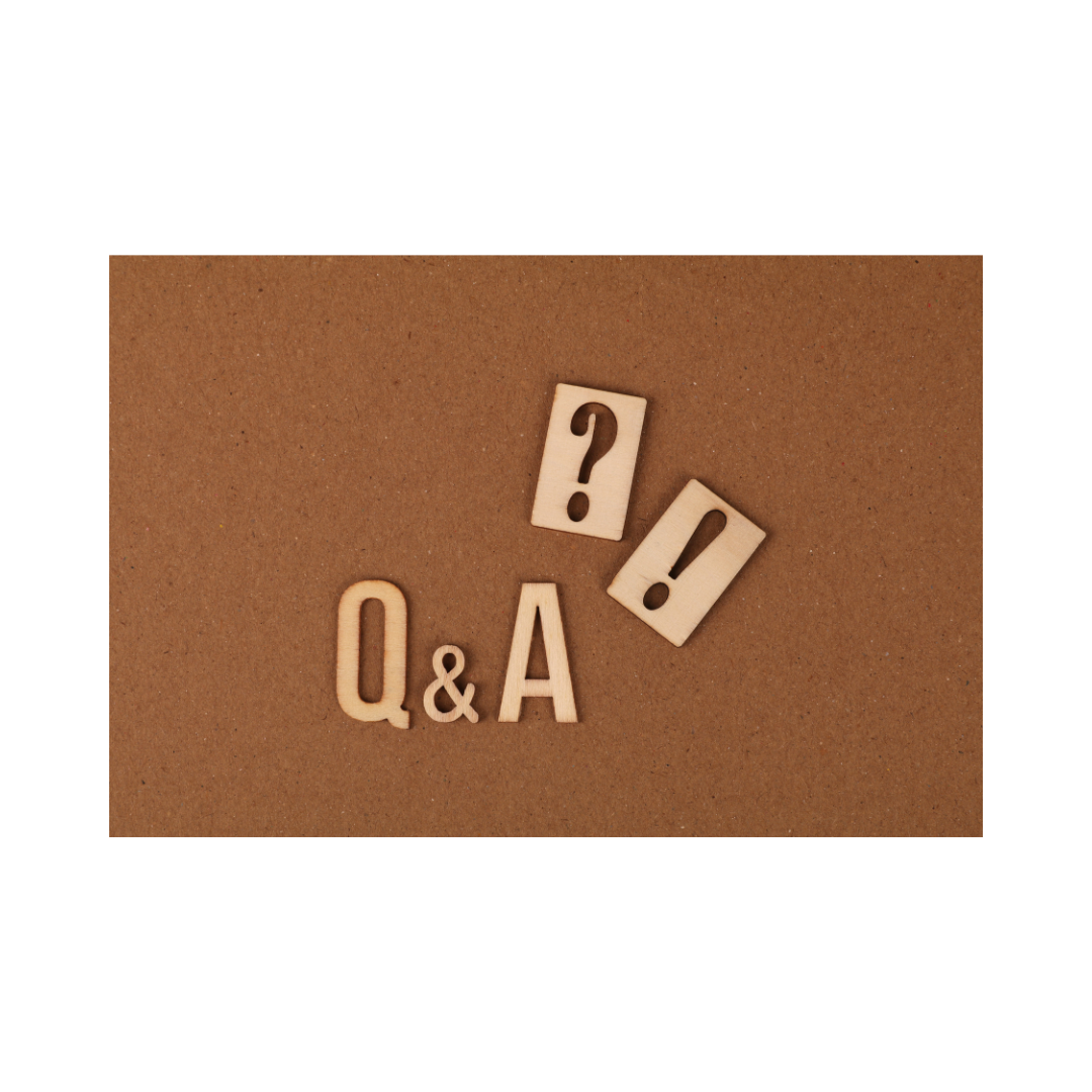 Auf einer Pinnwand die Buchstaben Q&A und ein Fragezeichen und ein Ausrufezeichen. 