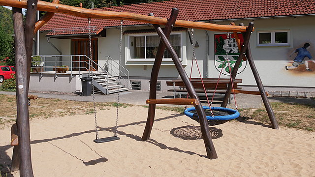 2 Schaukeln auf Spielplatz