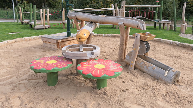 Geräte auf Kinderspielplatz