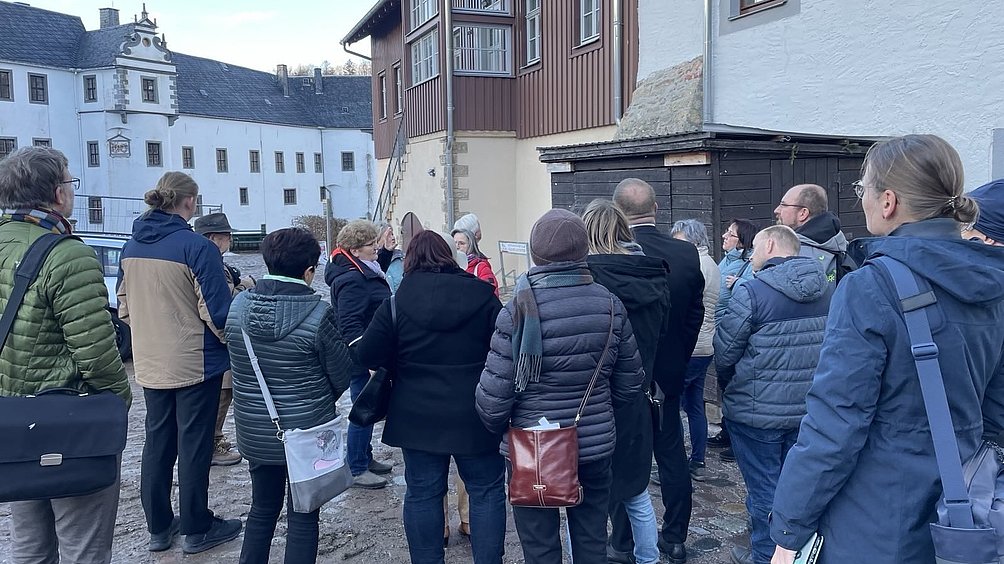 Menschen im Schlosshof von Lauenstein