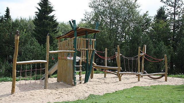 Spielgeräte auf Spielplatz