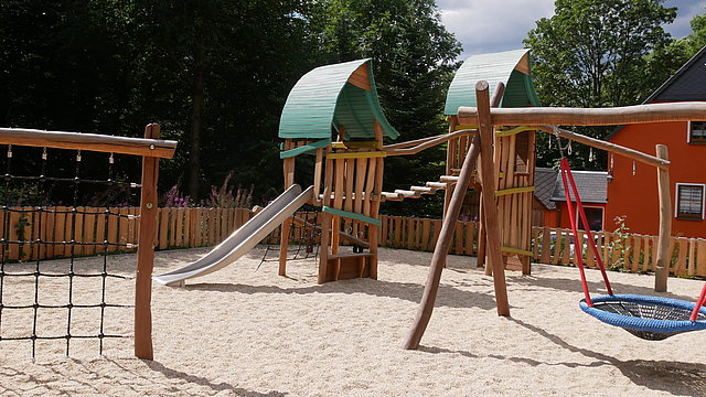 Spielgeräte auf Spielplatz