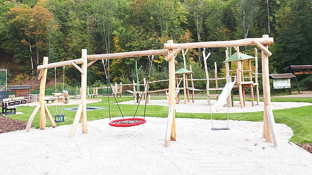 Spielgeräte auf Spielplatz