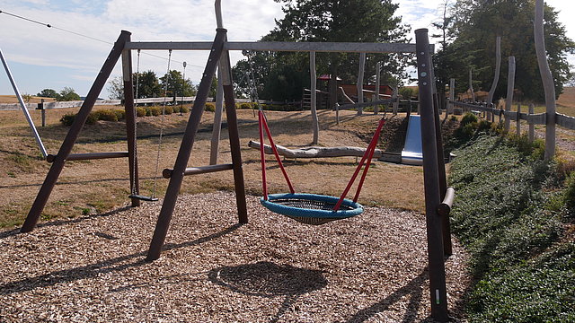 Korbrutsche auf Spielplatz