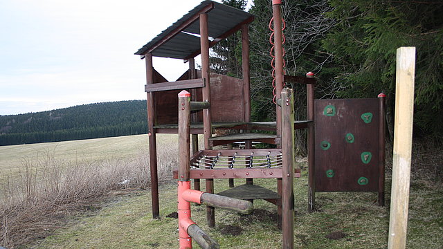 Klettergeräte am Waldrand