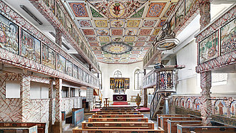 Bankreihen mit Blick auf Altar in Burkersdorfer Kirche