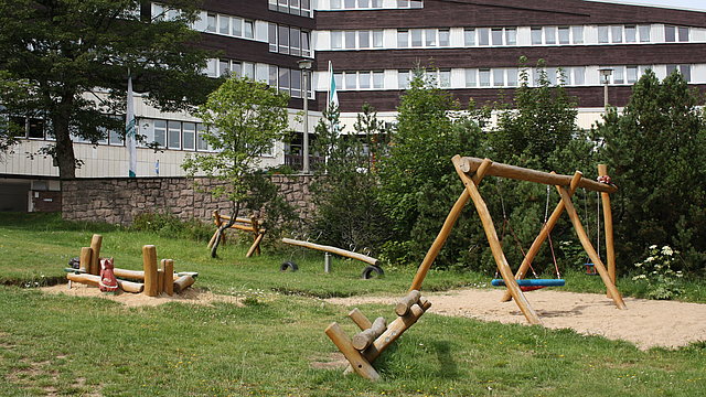 Spielgeräte auf Spielplatz