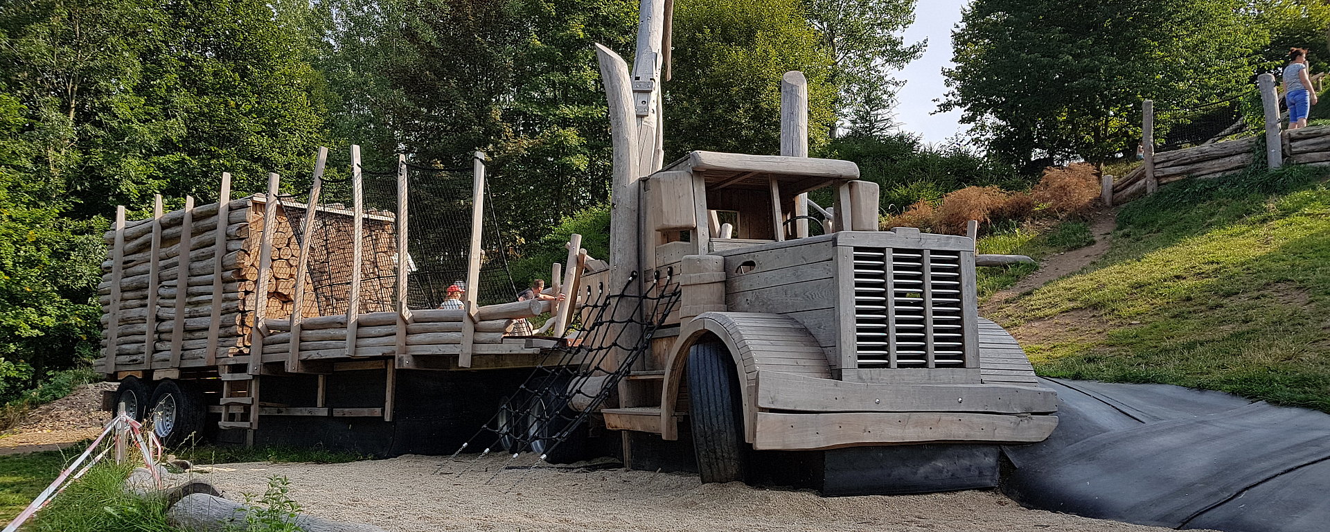 Spielplatz mit Holzlokomotive 