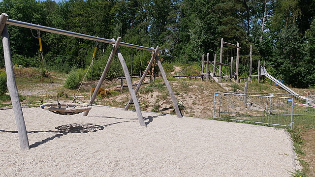 Schaukeln auf Spielplatz