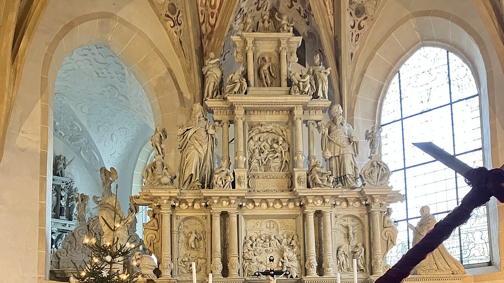 Altar und Taufbecken