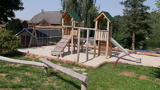 Spielgeräte auf Spielplatz