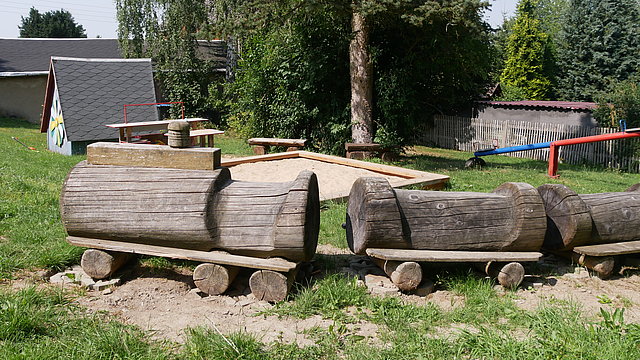 Holzeisenbahn auf Spielplatz