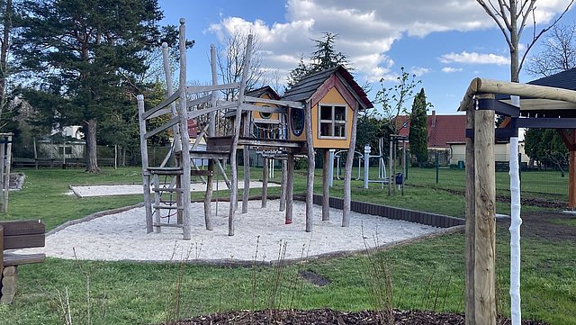 Spielgeräte auf Spielplatz