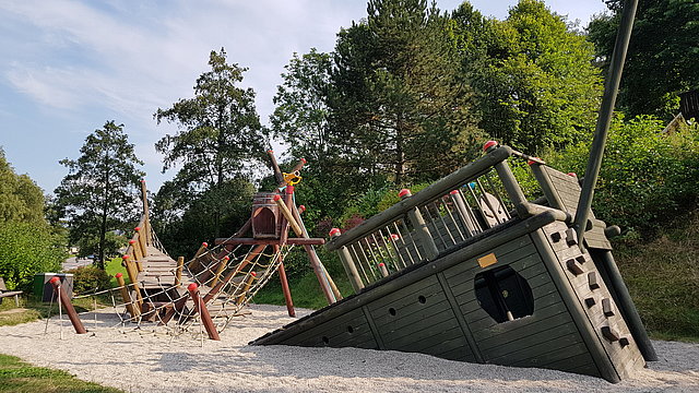 Spielplatz mit Holzschiff