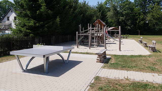 Tennisplatte auf Spielplatz