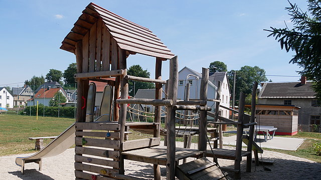 Spielgeräte auf Spielplatz