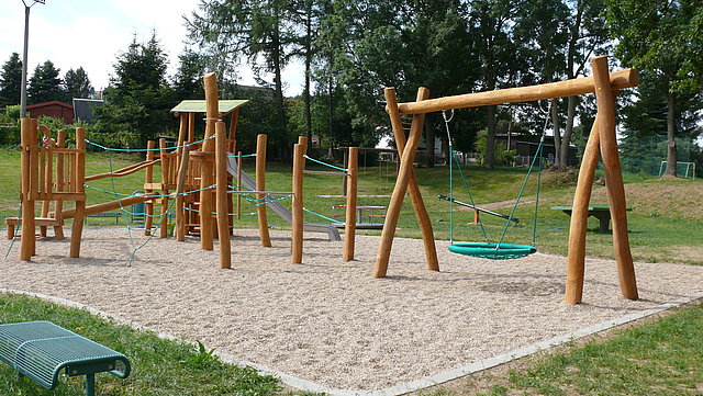 Spielgeräte auf Spielplatz