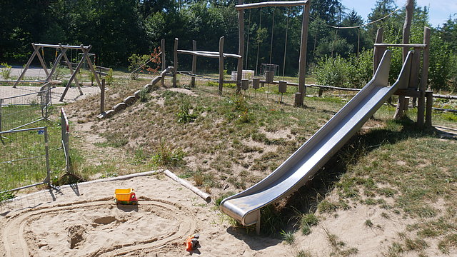 Rutsche auf Spielplatz