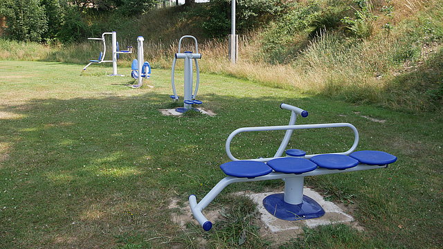 Fitnessgerät auf Wiese