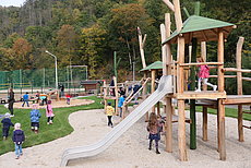 Spielende Kinder auf Spielplatz