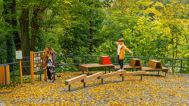 Kind läuft über Holzbalken