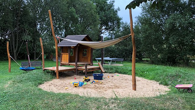 Spielgeräte auf Spielplatz