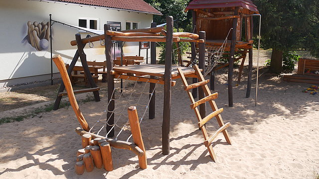 Spielgeräte auf Spielplatz